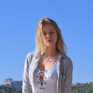 Model - A. Feels oil