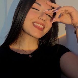 Model - IvonneQueen dildo