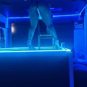 Model - Roundsexyass shaven