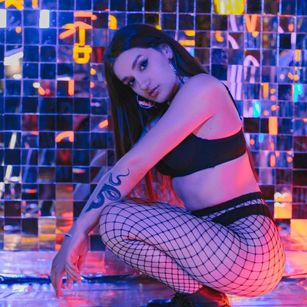 Model - Scarlet_Flame shy