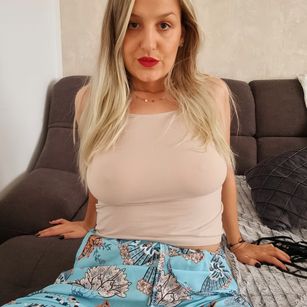 Model - MayaTrainor findom