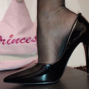 Model - Goddess Barbie Femdom Hottie milf