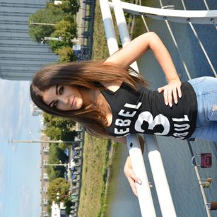 Model - AliceeeSweet dildo