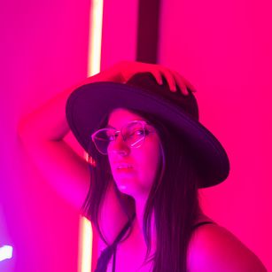 Model - Olivia Falcon latina