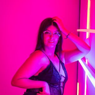 Model - Olivia Falcon latina