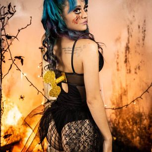 Model - Mila stone strip