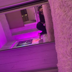 Model - AksiAlex feet