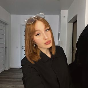 Model - Lola Shirley redhead