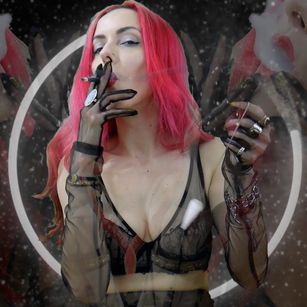 Model - Clara Domme smoking