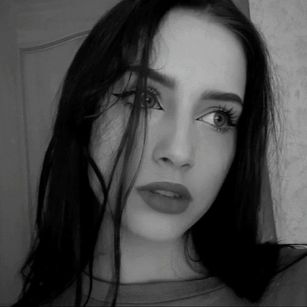 Model - Betsy_Sky young