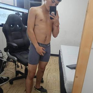 Model - Leo_Kingxx masturbating