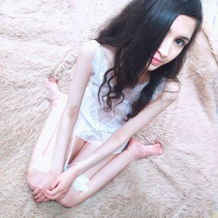 Model - Anitamagis shaved