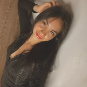 Model - carlitarous latex