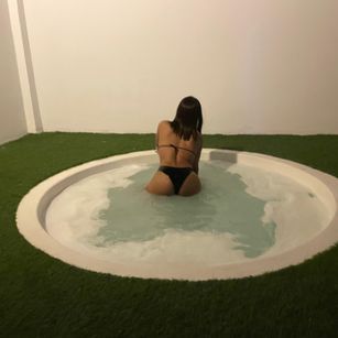 Model - nikkitats hair