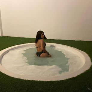 Model - nikkitats butt