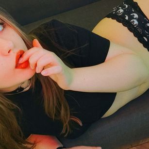 Model - Donttellurwife fetish