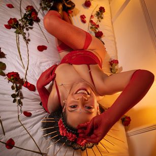 Model - Cintia Holmes bigboobs