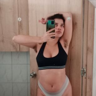 Model - Carmen Carmesi joi