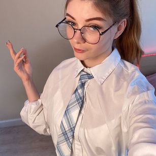 Model - Emily Fox redhead