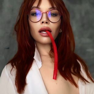 Model - Redhead Sarah bigass