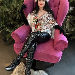 Model - Dominatrix Dinah feet