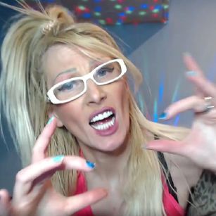 Model - KINKYmiss kinky