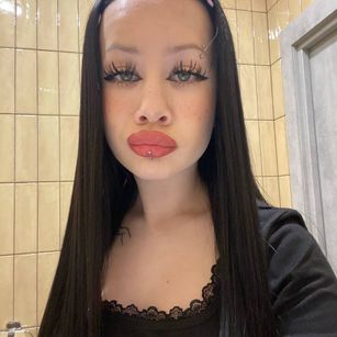 Model - Anikka smalltits