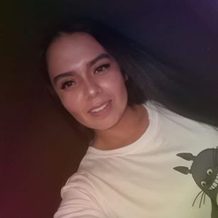 Model - 305lloven latina