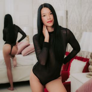 Model - AdrianaHilton deepthroat