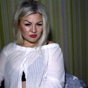 Model - Brianna blonda