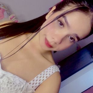 Model - Bella deepthroat