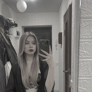 Model - Octavia_ Blonde