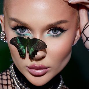 Model - Cara Delevingne squirt