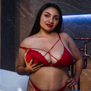 Model - CharlotteWallas Pain