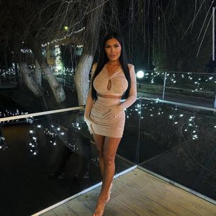 Model - Nikki Skys toys