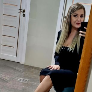 Model - MayaTrainor humiliation