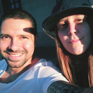 Model - Free Love Couple smoke