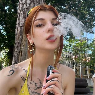 Model - Bella redhead