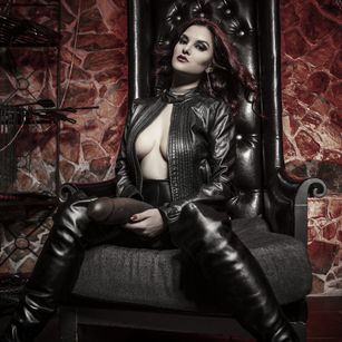 Model - Madam Wintour findom