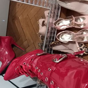 Model - Madam Wintour feet