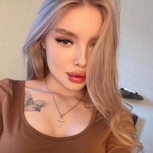 Model - queenofvibes boobs