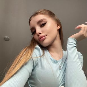 Model - queenofvibes heels