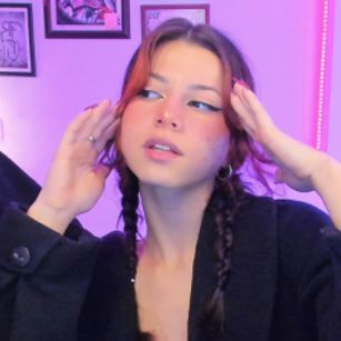 Model - Lola Mustaine latina