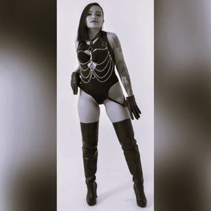 Model - Elecktra and Abby fingering