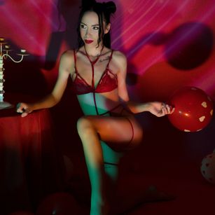 Model - Ellie Grant cei