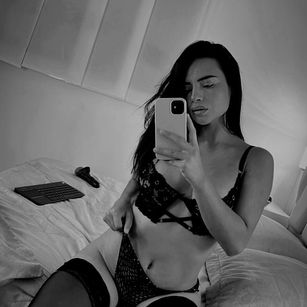 Model - Sarah Valencia bigboobs