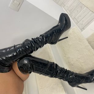 Model - MelissaLauren oil