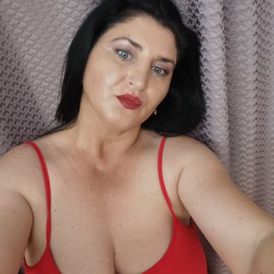 Model - Angela White curvy