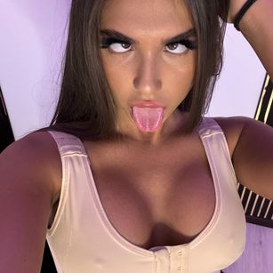 Model - Vanessa Simon Toycontrol