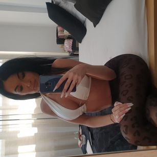 Model - Isabella pussy